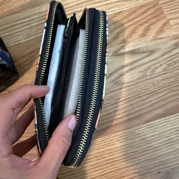 Magazine Print “the Obamas” Bag w/ Matching Zip Wallet - Picture 4 of 7